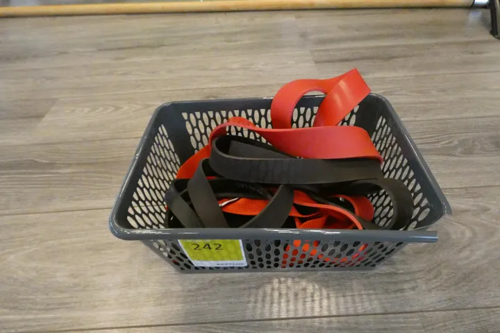 Konvolut Fitnessbänder/Loop-Bänder, orange/braun, mit Korb